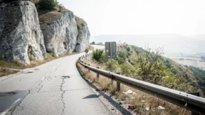 Route des Crêtes en été, paysage délavé et déserté perdant son charme naturel authentique