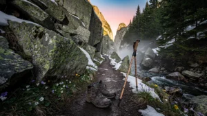 Sentier des Roches début saison avec terrain rocheux exigeant plus que des baskets pour la randonnée